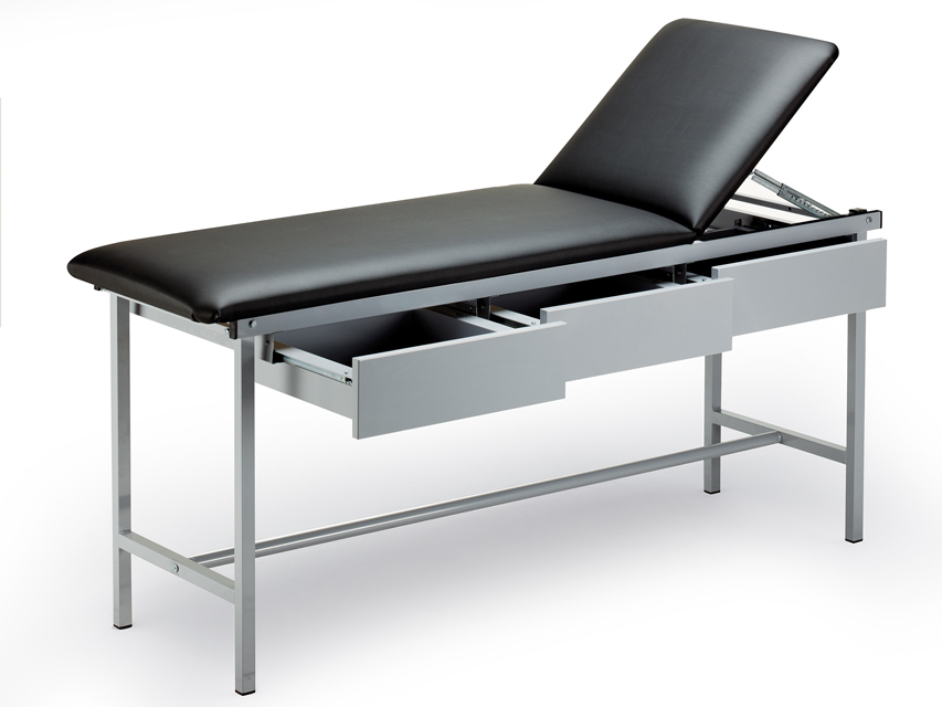 Pelēki krāsota izmeklēšanas kušete ar 3 atvilktnēm.